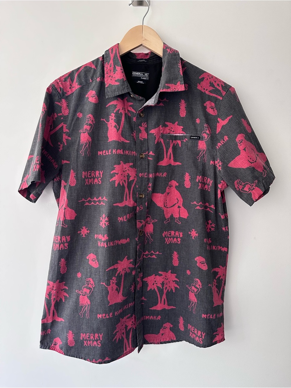 O’Neill | M | Black and Red Short-Sleeve Mele Kalikimaka Santa Shirt